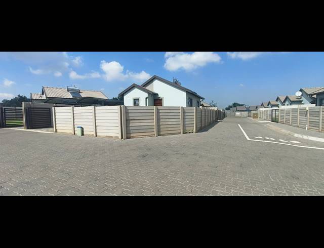 2 BEDROOM TOWNHOUSE FOR SALE IN WILFORDON